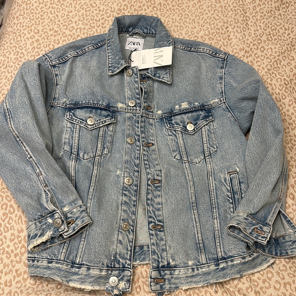 Zara medium wash denim jacket sz M NWT Perfectly distressed slight oversize fit